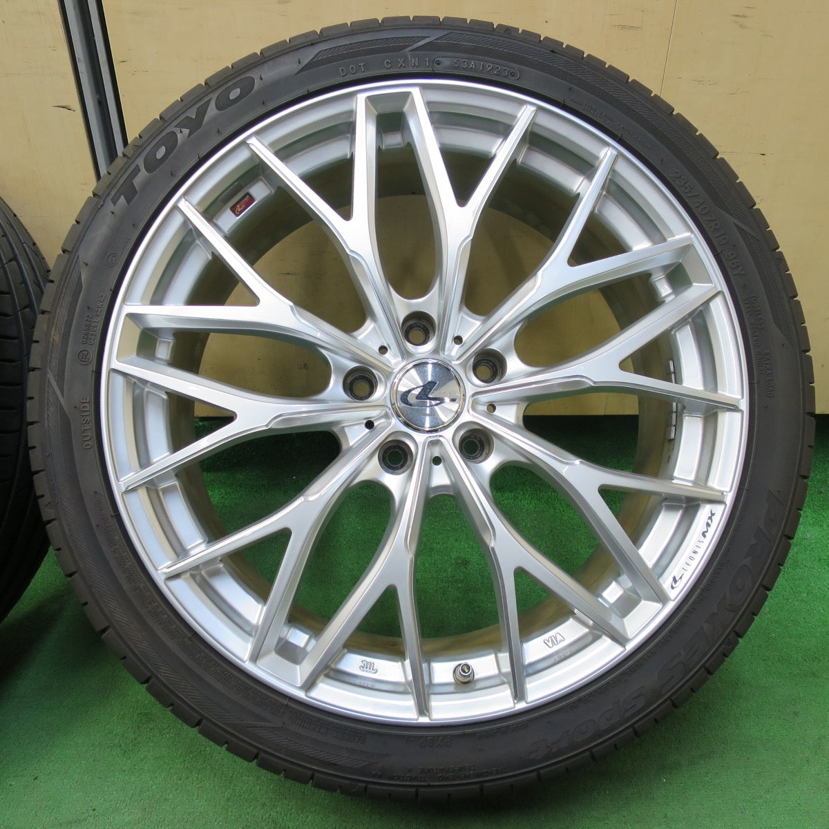 [送料無料] バリ溝！23年！9.5分★LEONIS MX 235/40R19 トーヨー プロクセス スポーツ 19インチ レオニス PCD114.3/5H★4120307イノ
