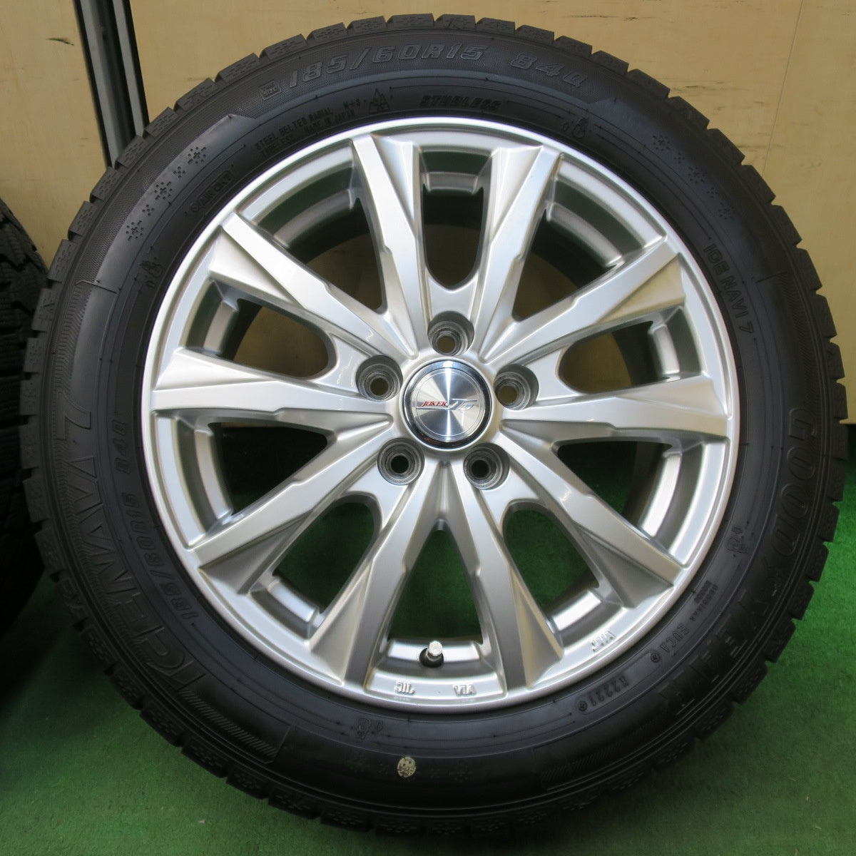 [送料無料] バリ溝！21年！キレイ！9.5分★シエンタ 等 185/60R15 スタッドレス グッドイヤー アイスナビ7 JOKER ジョーカー 15インチ PCD100/5H★5012803イス