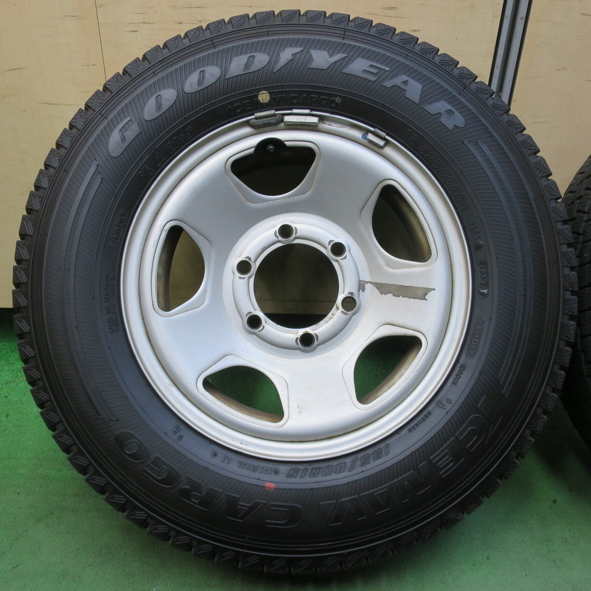 バリ溝！23年！9.5分以上★ハイエース 等 195/80R15 107/105L スタッドレス グッドイヤー アイスナビ カーゴ TOPY スチール 15インチ PCD139.7/6H★5050802イス