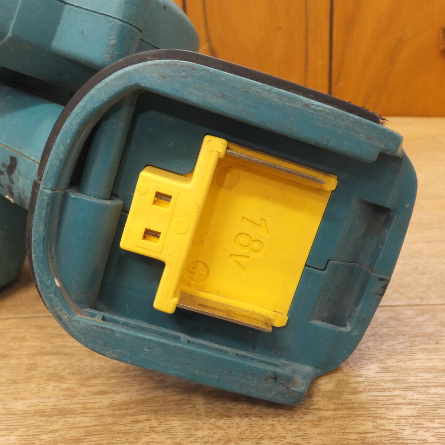 [送料無料] ★マキタ makita 充電式ブロワ UB182D 18V 本体のみ★