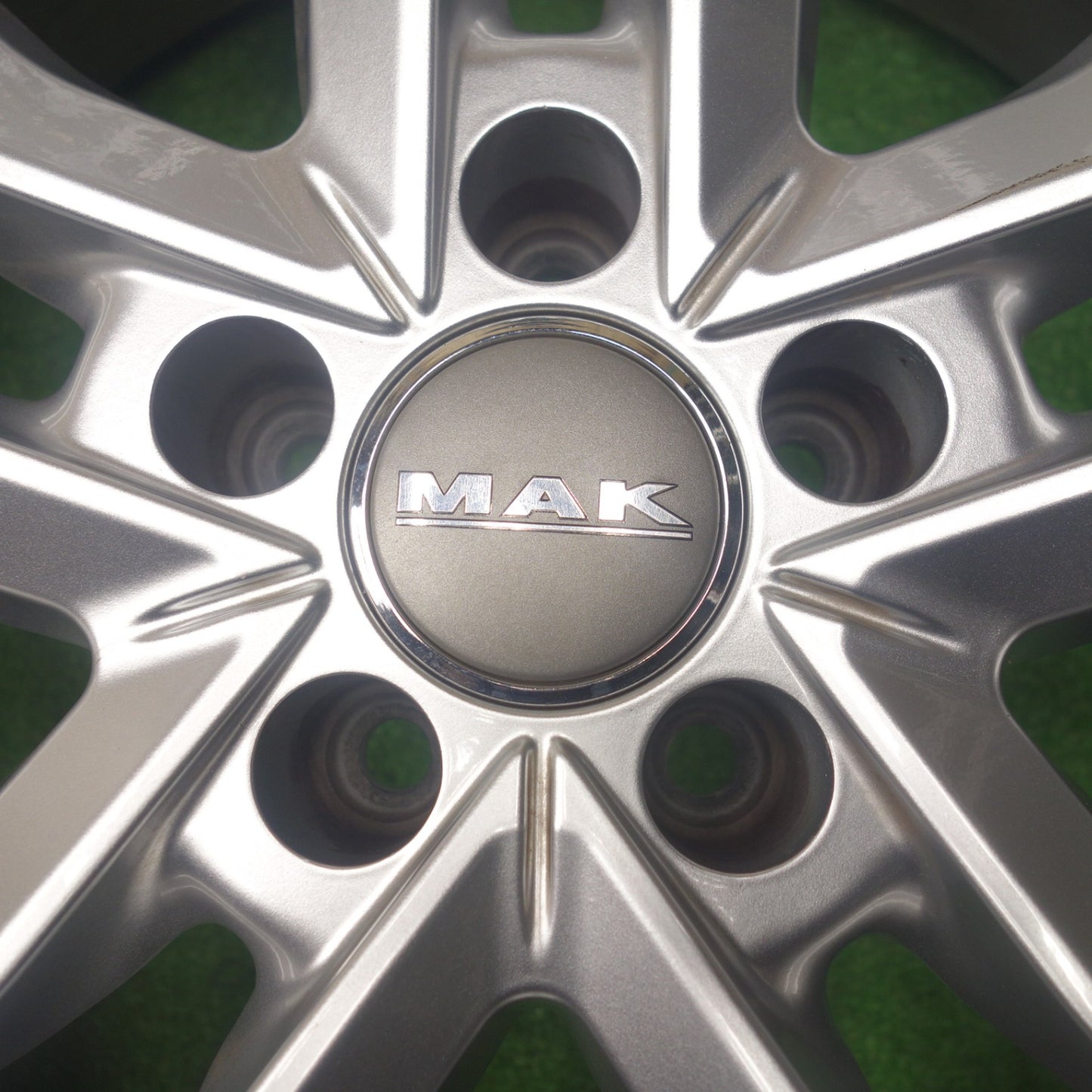バリ溝！キレイ！9分★アウディ Q7 Q8 MAK HIGHLANDS 255/55R19 スタッドレス ブリヂストン ブリザック DM-V2 ハイランズ 19インチ PCD112/5H★6021502KTス
