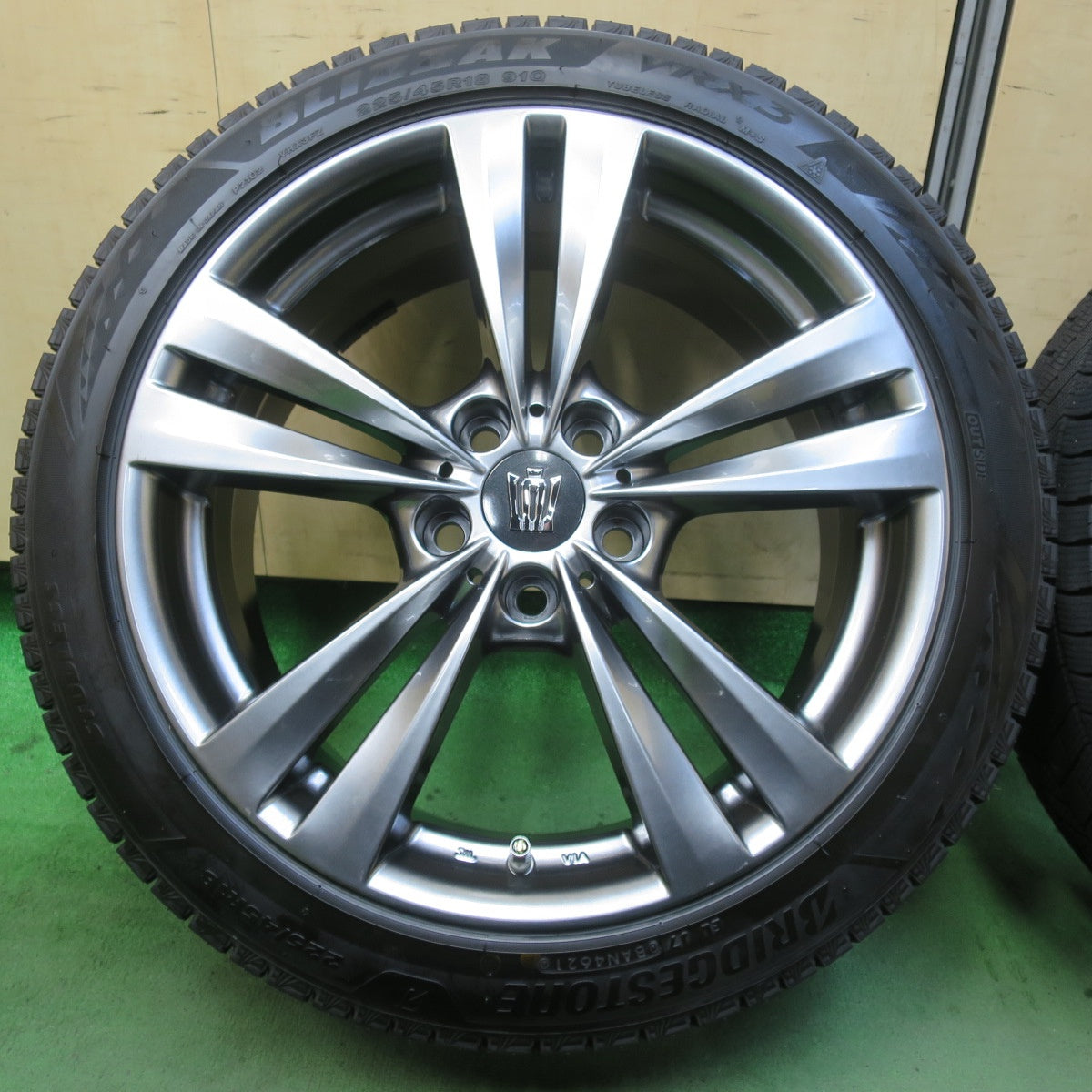 バリ溝！21年！9.5分以上★Lehrmeister L-F LOUNGE 225/45R18 スタッドレス ブリヂストン ブリザック VRX3 18インチ レアマイスター L-F ラウンジ PCD114.3/5H★5111501イス