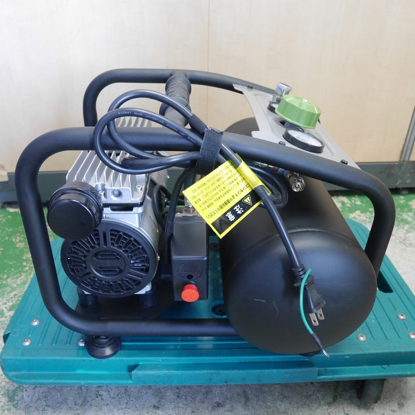 [送料無料] キレイ！空気入れ付☆ミナト電機工業 12L 静音型 エアー コンプレッサー CP-12Si-001 屋内用 MINATO WORKS 100V エアー ツール 工具☆