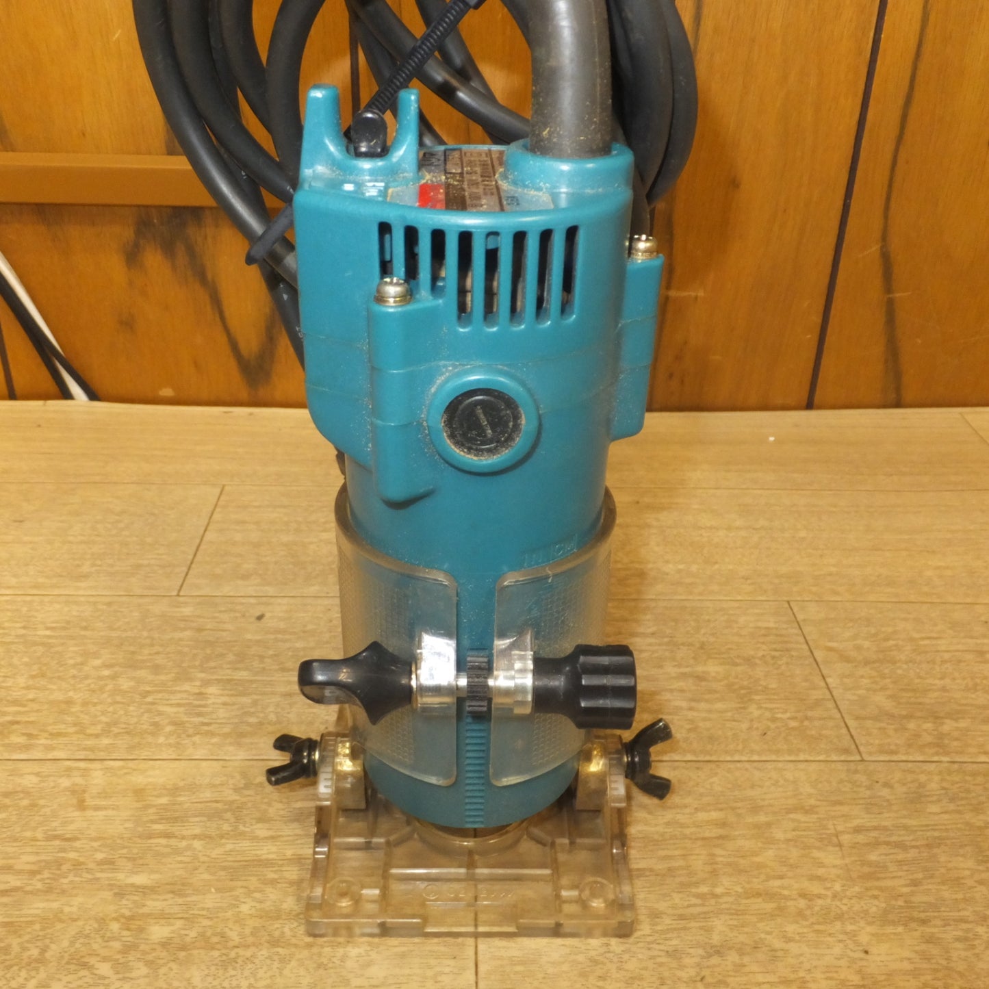 [送料無料] ★マキタ makita トリマ 3704　100V 350W 50-60Hz 3.8A 30000/min.★