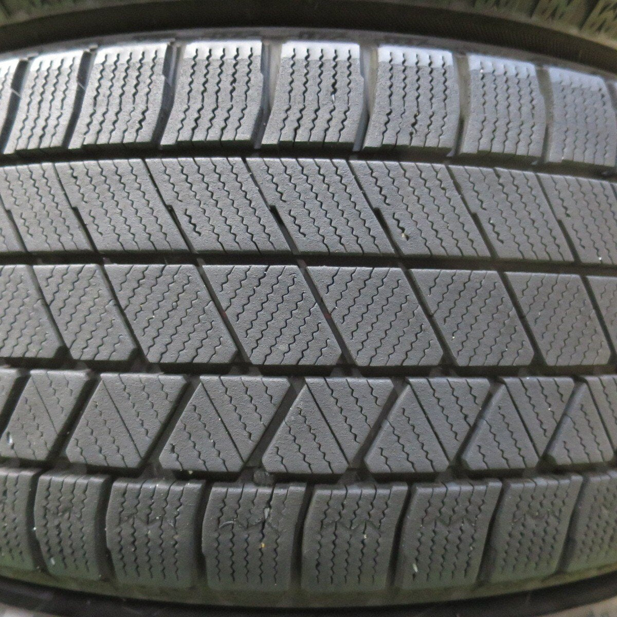 バリ溝‼️ブリヂストンスタッドレスセット2022年製215/45R17 プリウス等 バリ溝‼️ブリヂストンスタッドレスセット2022年製215/45R17