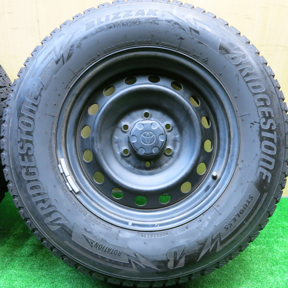 バリ溝！23年！9.5分★トヨタ FJクルーザー 純正 スチール 265/65R17 スタッドレス ブリヂストン ブリザック DM-V3 17インチ PCD139.7/6H★5101801HAス