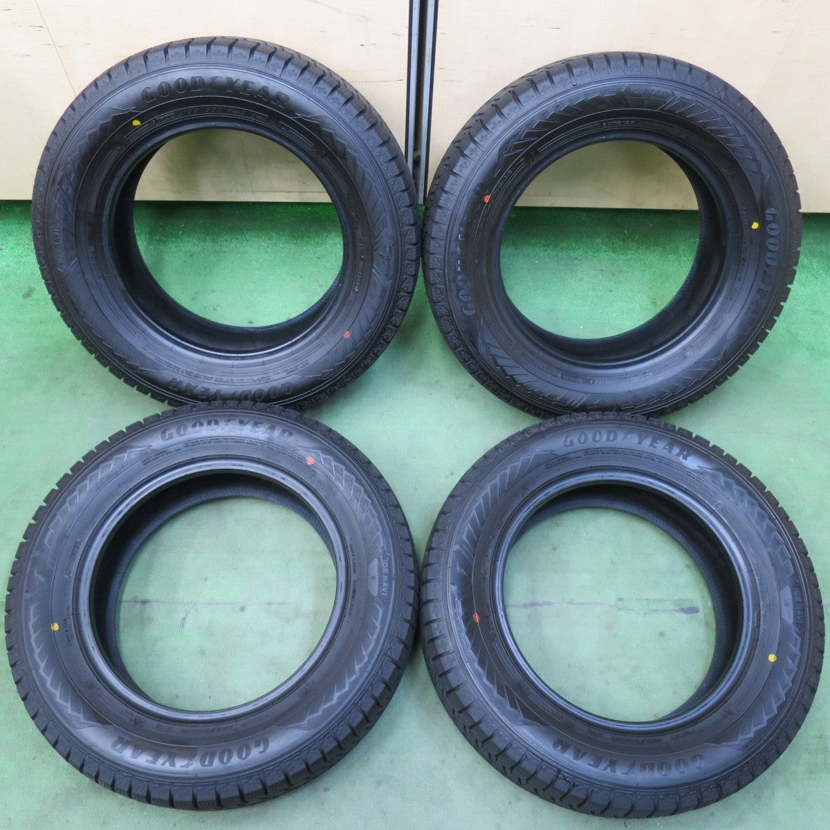 バリ溝！24年！ほぼ10分★スタッドレス 195/65R15 グッドイヤー アイスナビ8 タイヤ 15インチ プリウス ノア ヴォクシー ステップワゴン 等★5121708イスタ