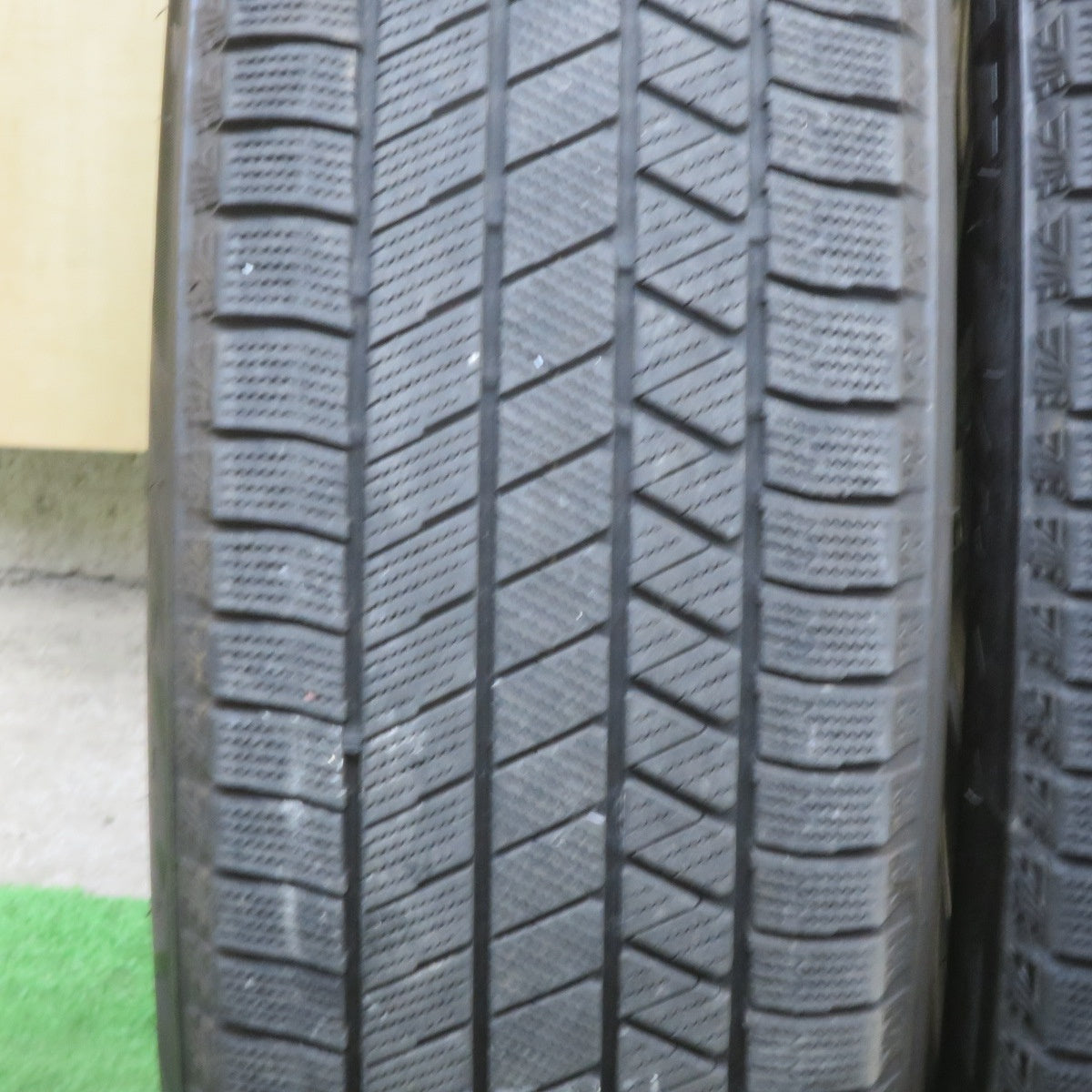 バリ溝！23年！キレイ！8.5分★フォレスター 等 225/60R17 スタッドレス ブリヂストン ブリザック VRX3 Fang ファング 17インチ PCD100/5H★6022101TTス
