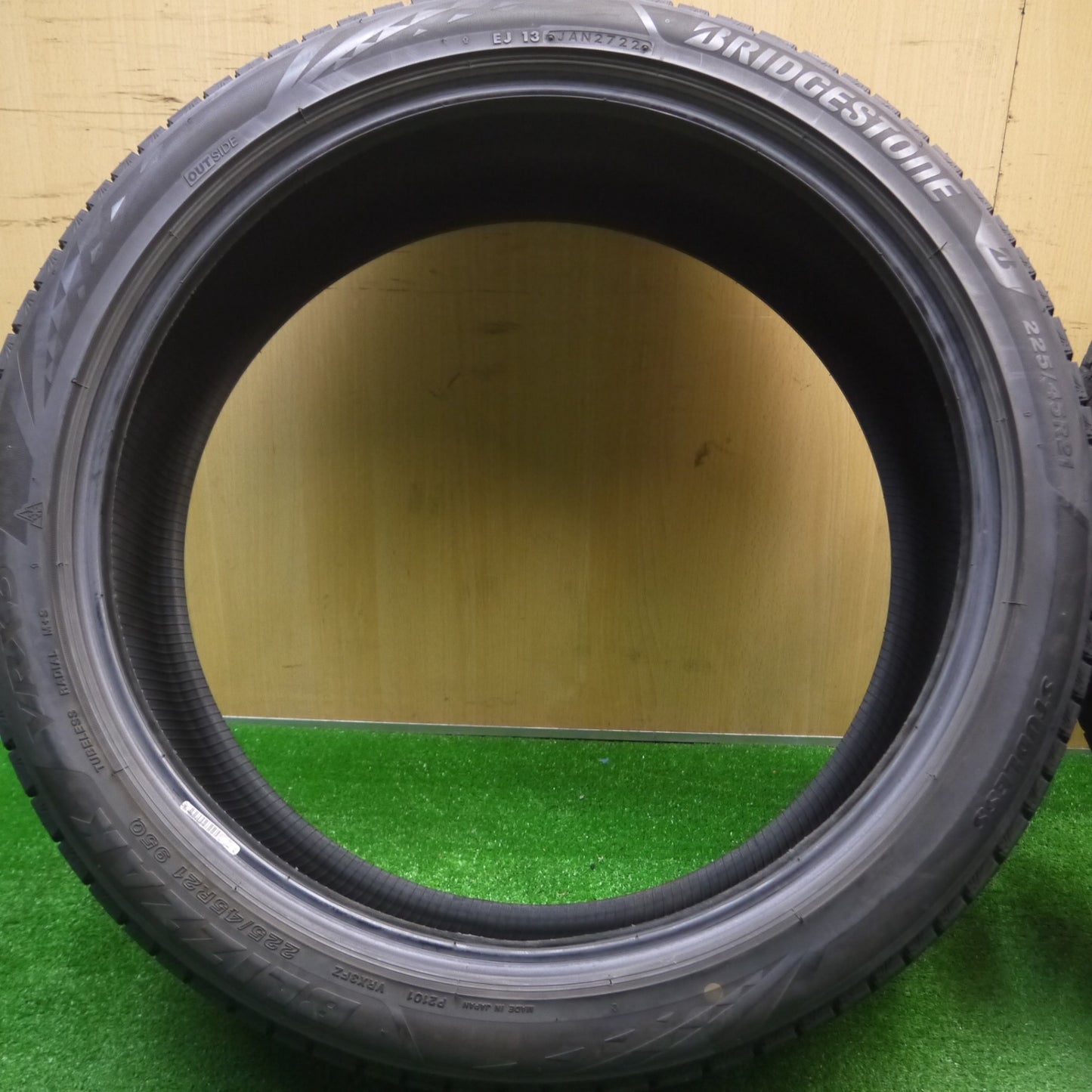 [送料無料] バリ溝！22年！9.5分★スタッドレス 225/45R21 ブリヂストン ブリザック VRX3 タイヤ 21インチ クラウン クロスオーバー RSアドバンス 等★4121101Hスタ