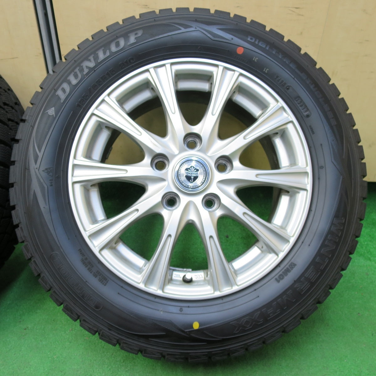 *送料無料* バリ溝！9.5分以上★スタッドレス 195/65R15 ダンロップ ウインターマックス WM01 JOKER ジョーカー 15インチ PCD114.3/5H★4061104イス