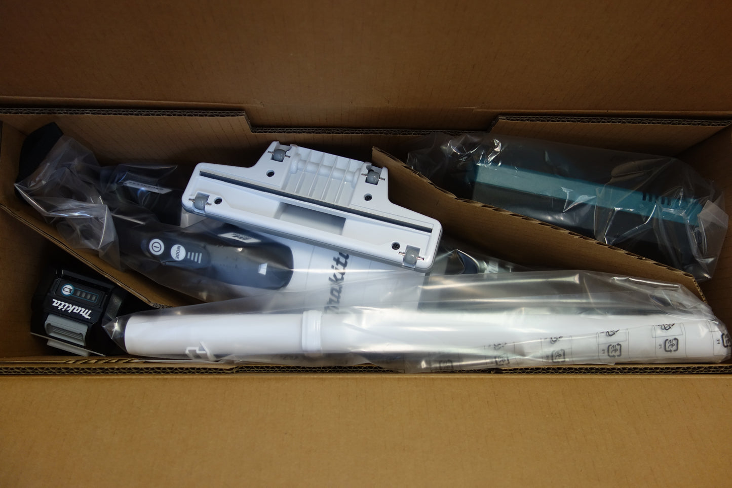 [送料無料] 未使用☆マキタ 充電式 クリーナ CL003G RDW コードレス サイクロン クリーナー 掃除機 makita☆