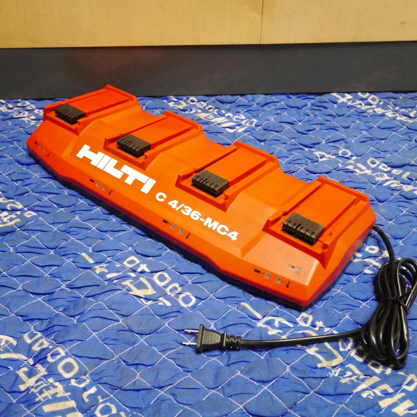 [送料無料] ☆HILTI ヒルティ マルチ チャージャー 4個口 充電器 C4/36-MC4 01 7.2V-36V 電動 工具に 100V③☆