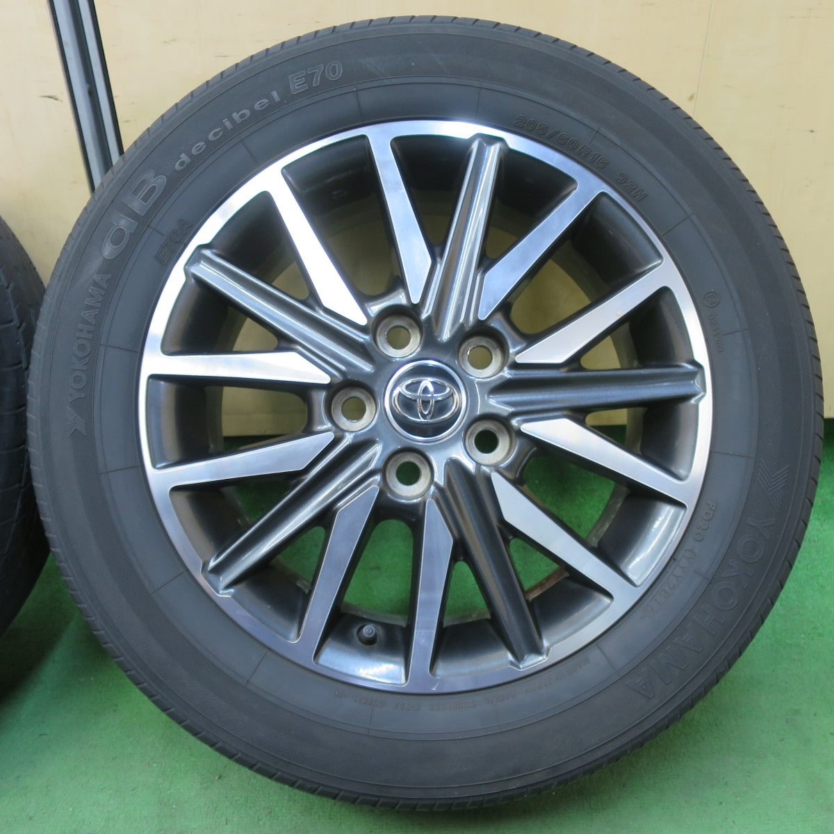4本価格★トヨタ 80系 ノア ヴォクシー 純正 205/60R16 ヨコハマ dBデシベル E70 E70A 16インチ PCD114.3/5H★5053005イノ