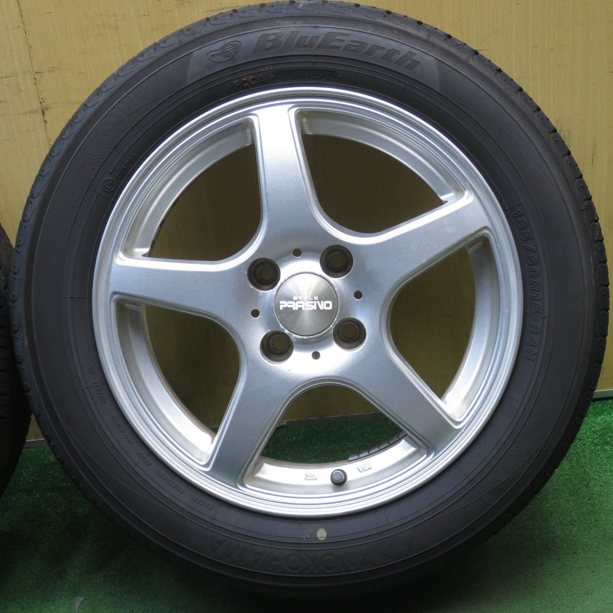 バリ溝！24年！8.5分★185/60R15 ブリヂストン ブルーアース AE01F STYLE PRASINO スタイル プラシノ 15インチ PCD100/4H★5082905NJノ
