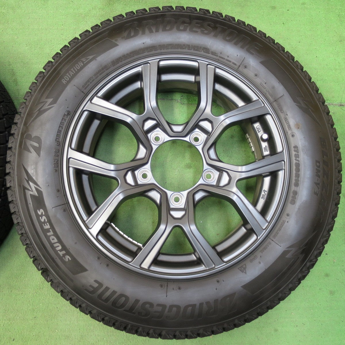 [送料無料] バリ溝！23年！キレイ！ほぼ10分★ジムニー 等 175/80R16 スタッドレス ブリヂストン ブリザック DM-V3 KAZERA H301 カゼラ 16インチ PCD139.7/5H★5032205イス