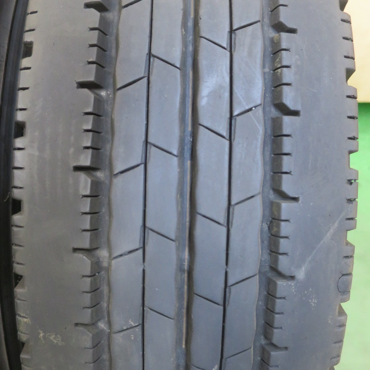 バリ溝！23年！8.5分！2本◎トラック タイヤ 205/70R17.5 115/113L ダンロップ エナセーブ SPLT 50 M 17.5インチ◎6101610イノタ
