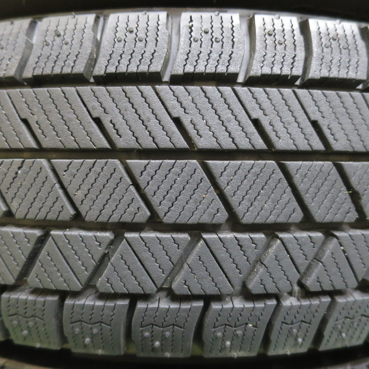 [送料無料] バリ溝！21年！キレイ！9.5分以上★スタッドレス 165/70R14 ブリヂストン ブリザック VRX3 TOPRUN トップラン 14インチ PCD100/4H★4110512イス