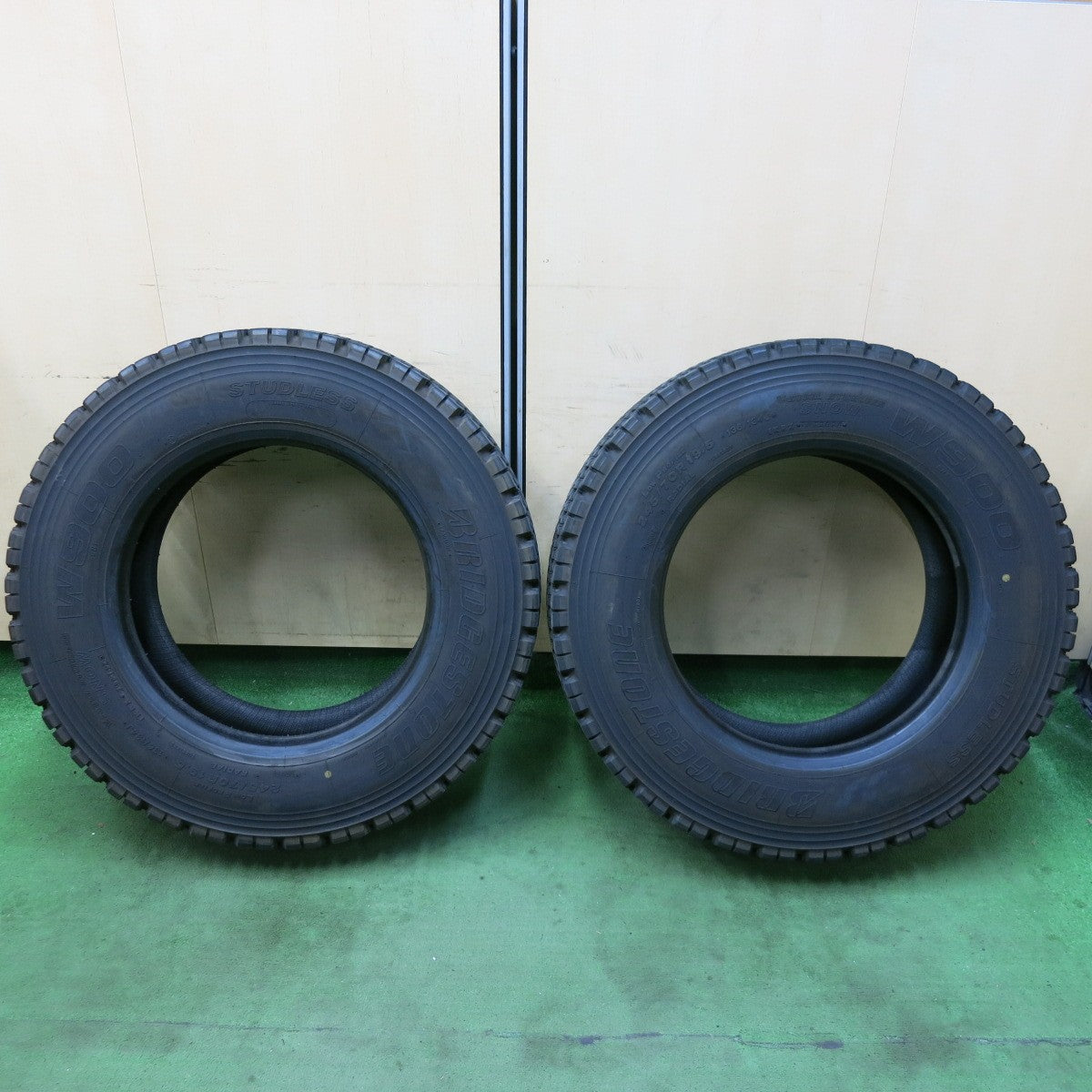 バリ溝！24年！9分！2本★トラック タイヤ 245/70R19.5 136/134J スタッドレス ブリヂストン W900 19.5インチ★5070407SYスタ