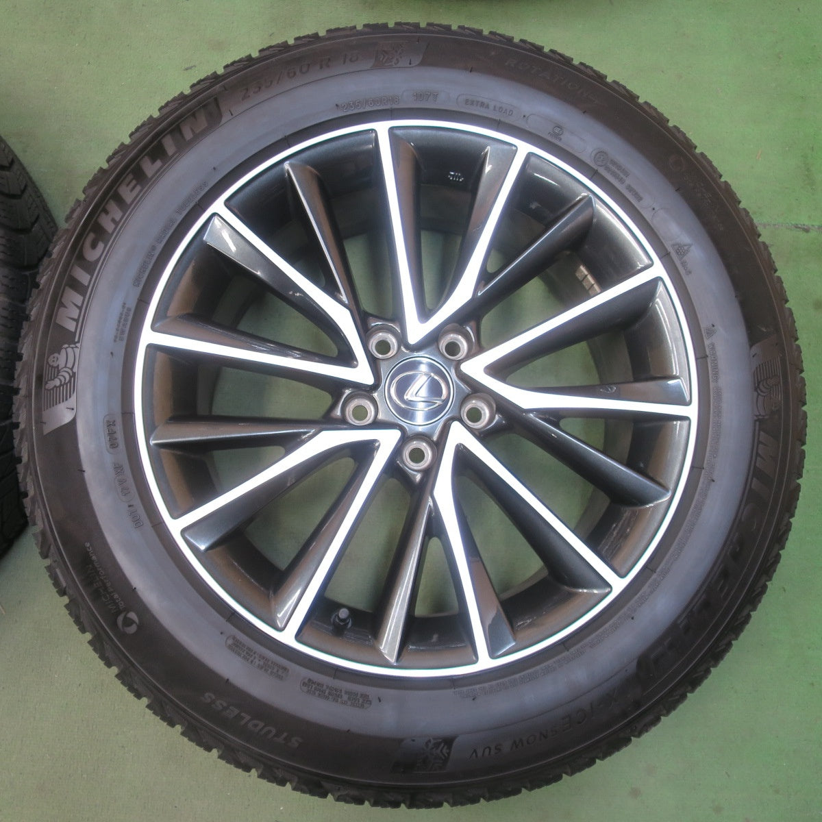 キレイ！23年★レクサス NX バージョンL 純正 235/60R18 スタッドレス ミシュラン X-ICE SNOW SUV 18インチ PCD114.3/5H★6042804イス