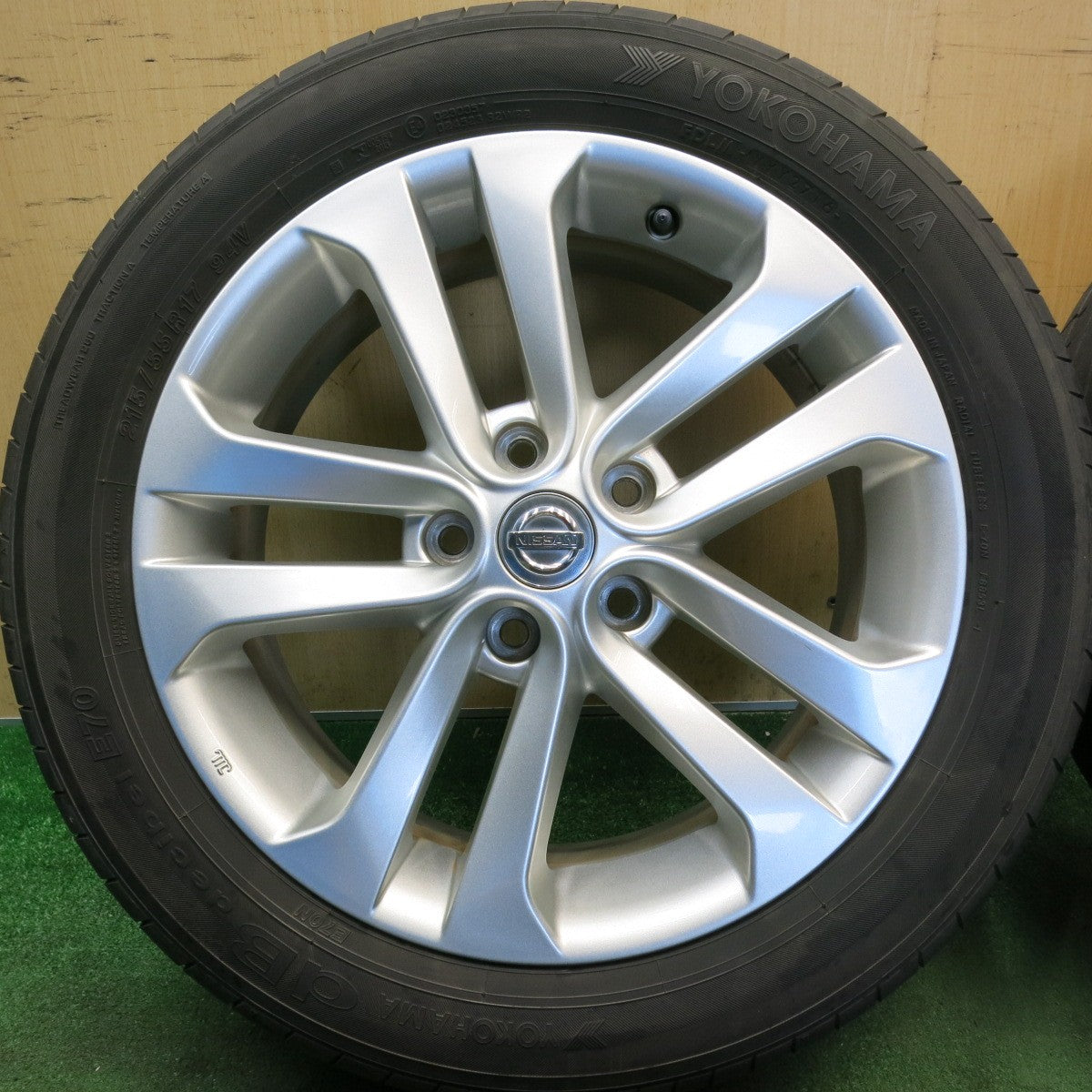 キレイ★日産 ジューク 純正 215/55R17 ヨコハマ dBデシベル E70 E70N 17インチ PCD114.3/5H★6053103HAノ
