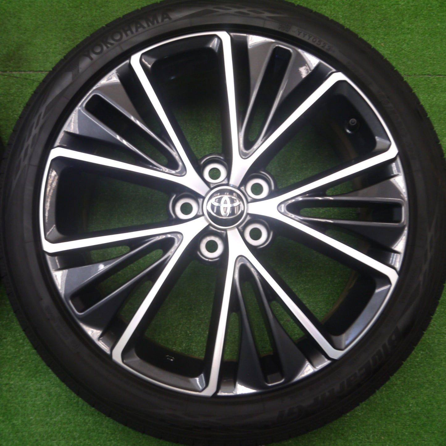 [送料無料] バリ溝！23年！キレイ！9.5分★トヨタ 60系 プリウス Zグレード 純正 195/50R19 ヨコハマ BluEarth-GT 19インチ PCD114.3/5H★4092507Hノ