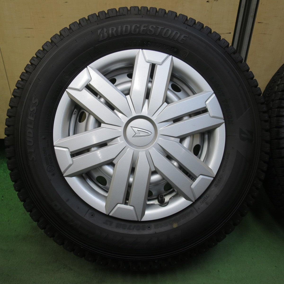バリ溝！25年！キレイ！9.5分★ダイハツ アトレー ハイゼットカーゴ 等 純正 スチール 145/80R12 80/78N スタッドレス ブリヂストン ブリザック VL10 12インチ PCD100/4H★6050805イス
