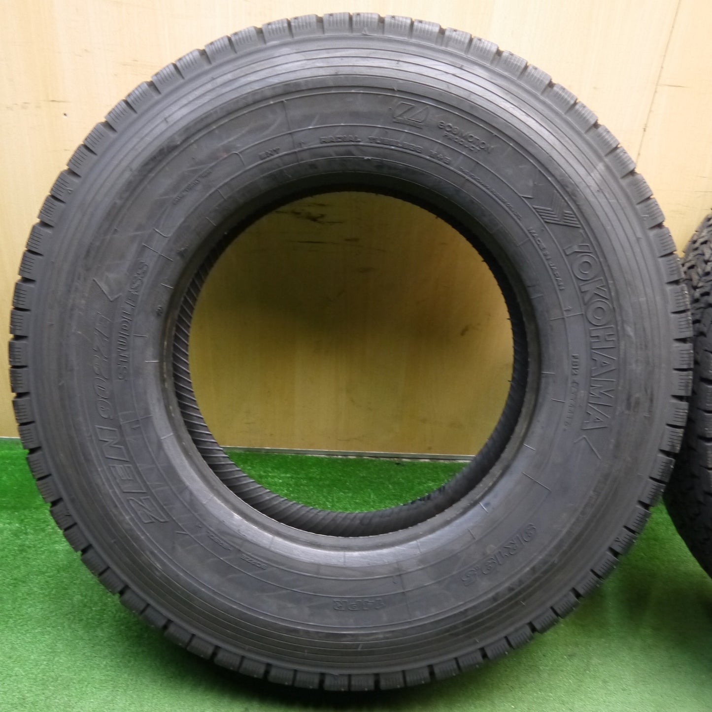 バリ溝！9分！2本★トラック バス タイヤ 9R19.5 14PR スタッドレス ヨコハマ ZEN 902ZE 19.5インチ★5062307KKスタ