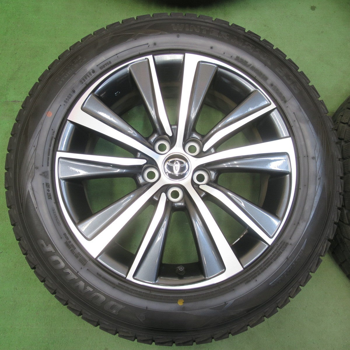 バリ溝！キレイ！9分★トヨタ 80系 ハリアー Gグレード 純正 225/60R18 スタッドレス ダンロップ ウインターマックス SJ8 18インチ PCD114.3/5H★5122906イス