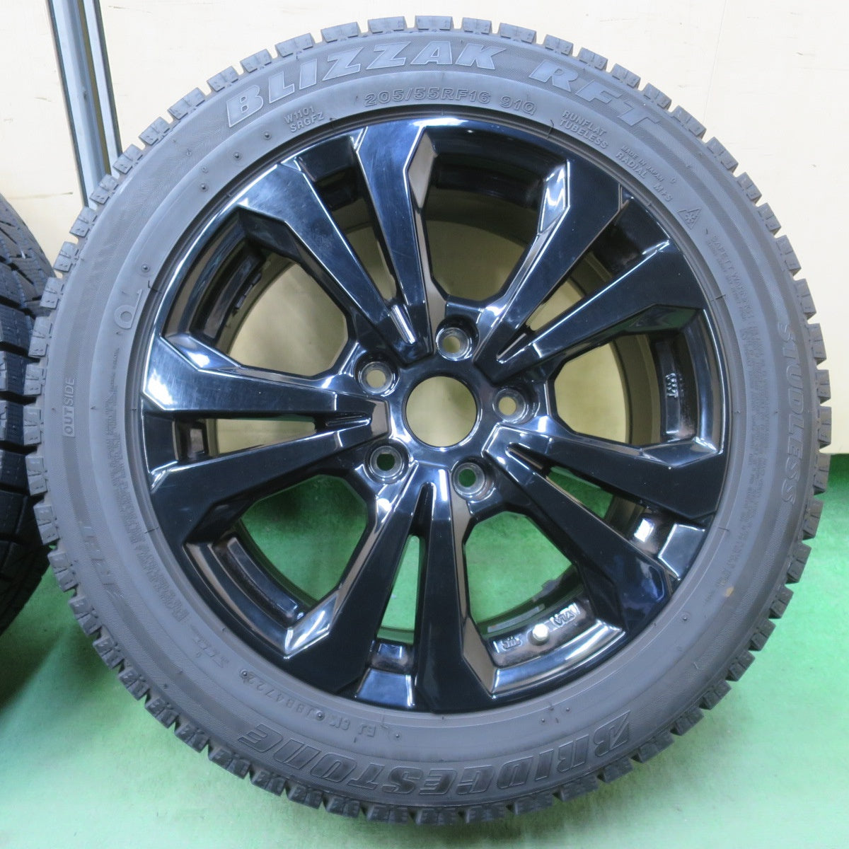 バリ溝！23年！9.5分以上★BMW MINI 等 TAS Advance Line SV-1 205/55R16 スタッドレス ブリヂストン ブリザック RFT アドバンス ライン 16インチ PCD112/5H★6032701イス