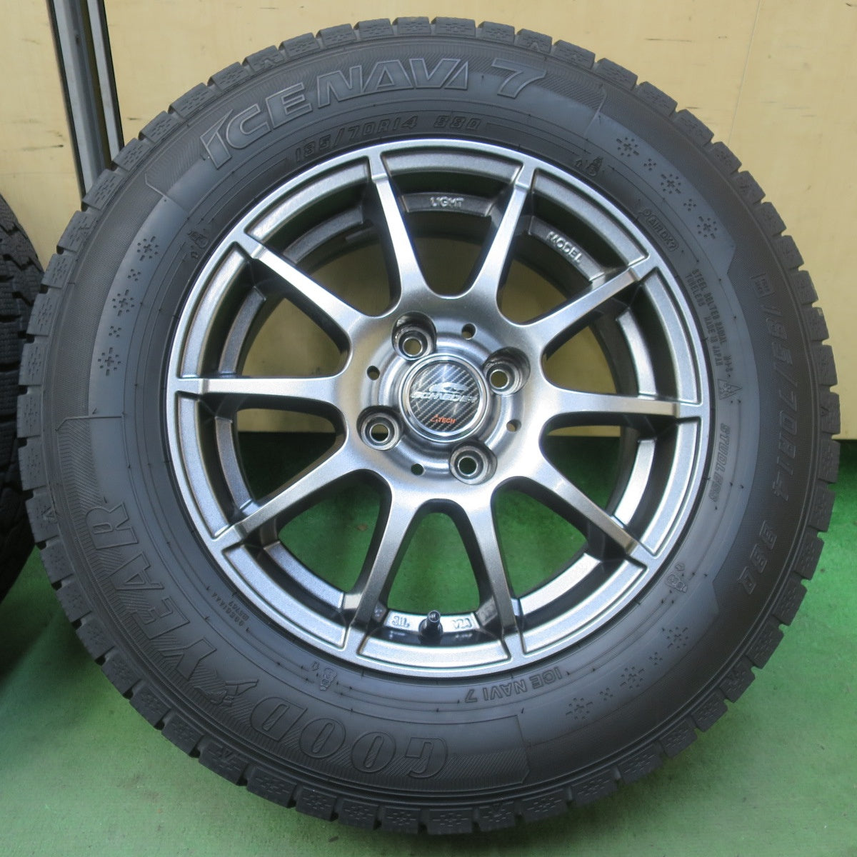 バリ溝！キレイ！9分◎スタッドレス 185/70R14 グッドイヤー アイスナビ7 SCHNEIDER ATECH シュナイダー 14インチ PCD100/4H◎6102013イス