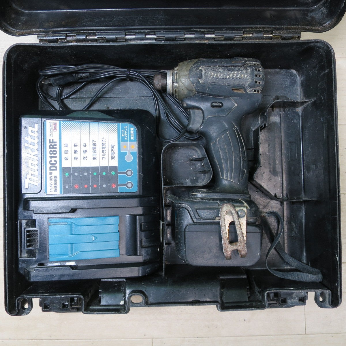 [送料無料] ☆マキタ 充電式 インパクトドライバ TD136D 電動 工具 14.4V BL1440 充電器 DC18RF makita☆