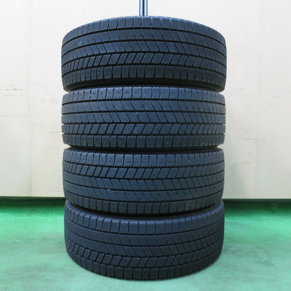[送料無料] バリ溝！21年！ほぼ10分★スタッドレス 205/60R16 ブリヂストン ブリザック VRX3 タイヤ 16インチ ノア ヴォクシー 等★4112903イスタ