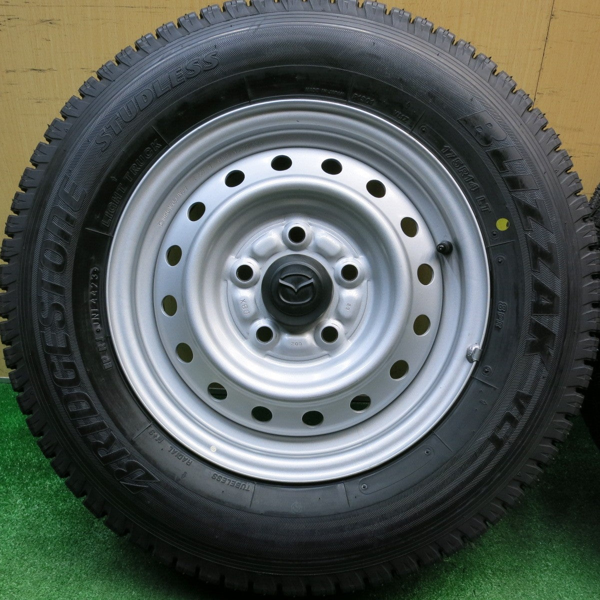 未使用！23年！キレイ★スタッドレス 175R14 8PR ブリヂストン ブリザック VL1 スチール ホイール マツダ 14インチ PCD114.3/5H★5121106HAス