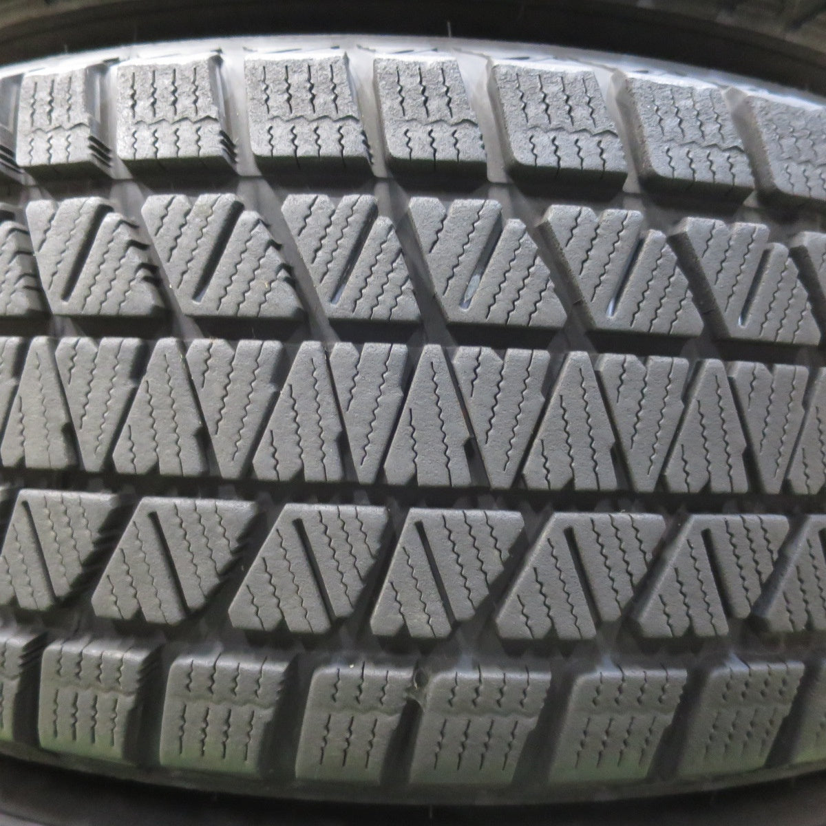 バリ溝！22年！キレイ！9分★ボルボ 等 Eurodesign EIGER 阿部商会 235/65R17 スタッドレス ブリヂストン ブリザック DM-V3 ユーロデザイン アイガー 17インチ PCD108/5H★5122909イス