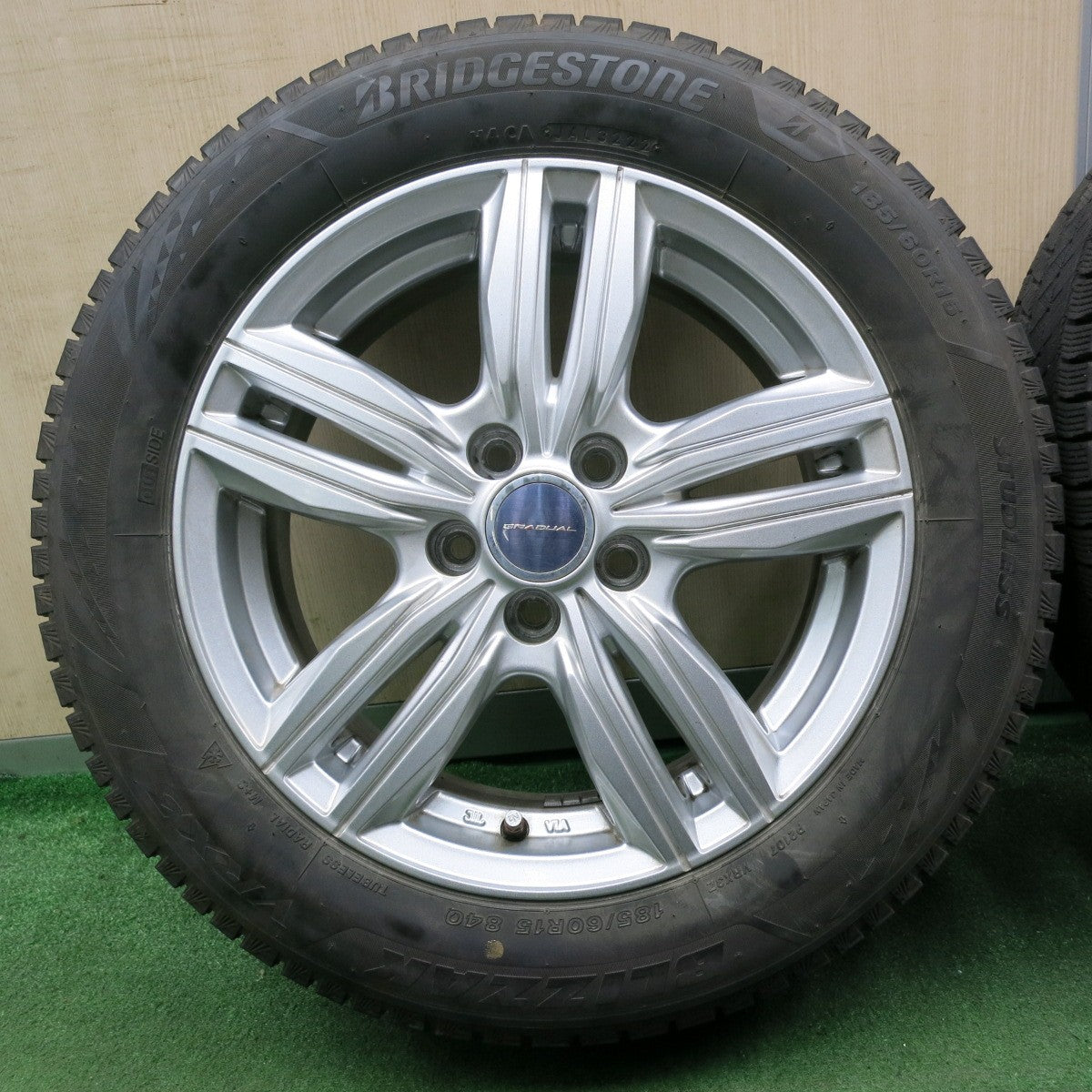 *送料無料* バリ溝！22年！キレイ！9分★スタッドレス 185/60R15 ブリヂストン ブリザック VRX3 GRADUAL グラデュアル 15インチ PCD100/5H★4070202NJス