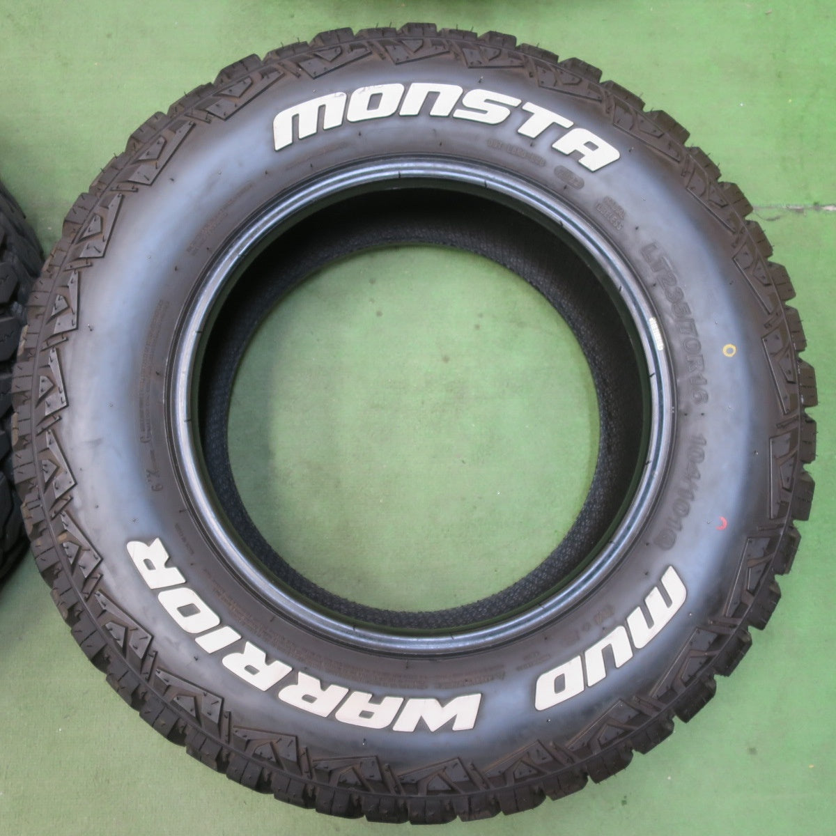 バリ溝！22年！9.5分★235/70R16 104/101Q モンスタ マッドウォーリアー ホワイトレター MONSTA MUD WARRIOR 16インチ デリカD5 エクストレイル RAV4 等★5112804イノタ