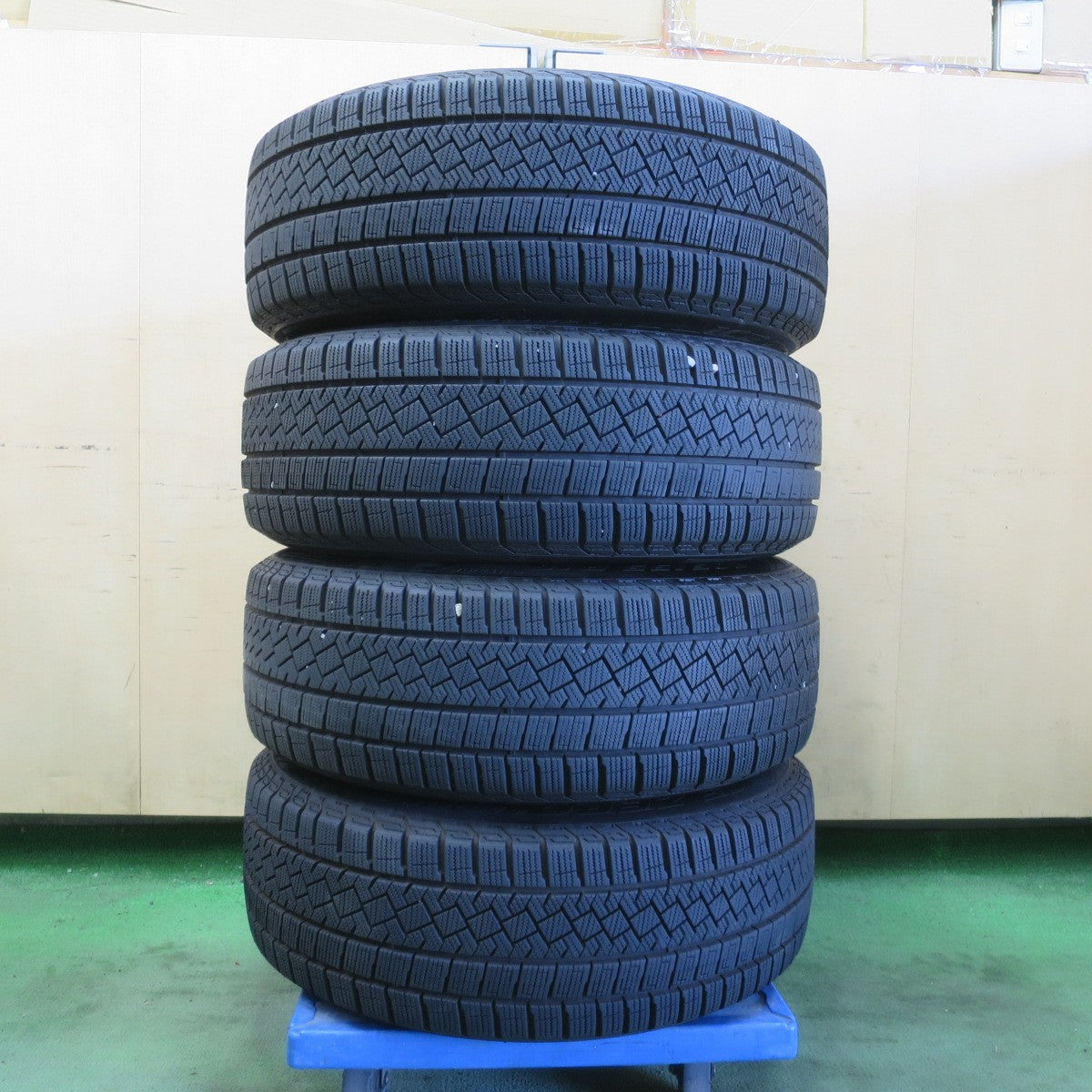バリ溝！24年！キレイ！8.5分★ボルボ 等 VST タイプRS 205/55R16 スタッドレス ピレリ アイスゼロ アシンメトリコ 16インチ PCD108/5H★6042507イス