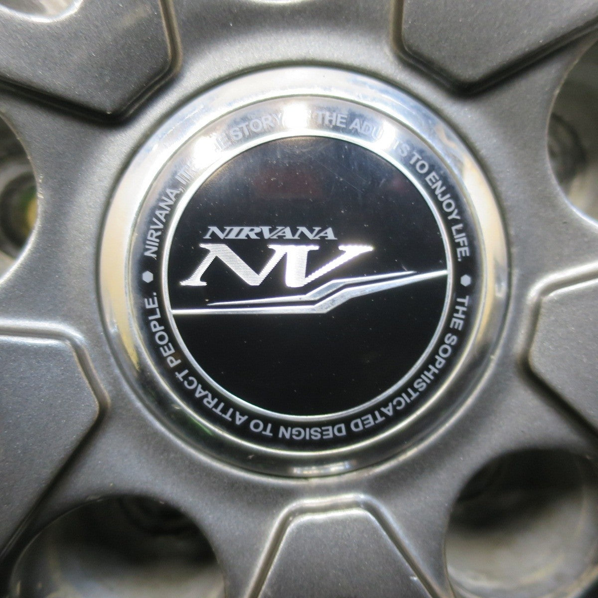 バリ溝！20年！8.5分★スタッドレス 215/65R16 トーヨー ウインター トランパス TX NIRVANA NV PCD114.3/5H★4112211イス