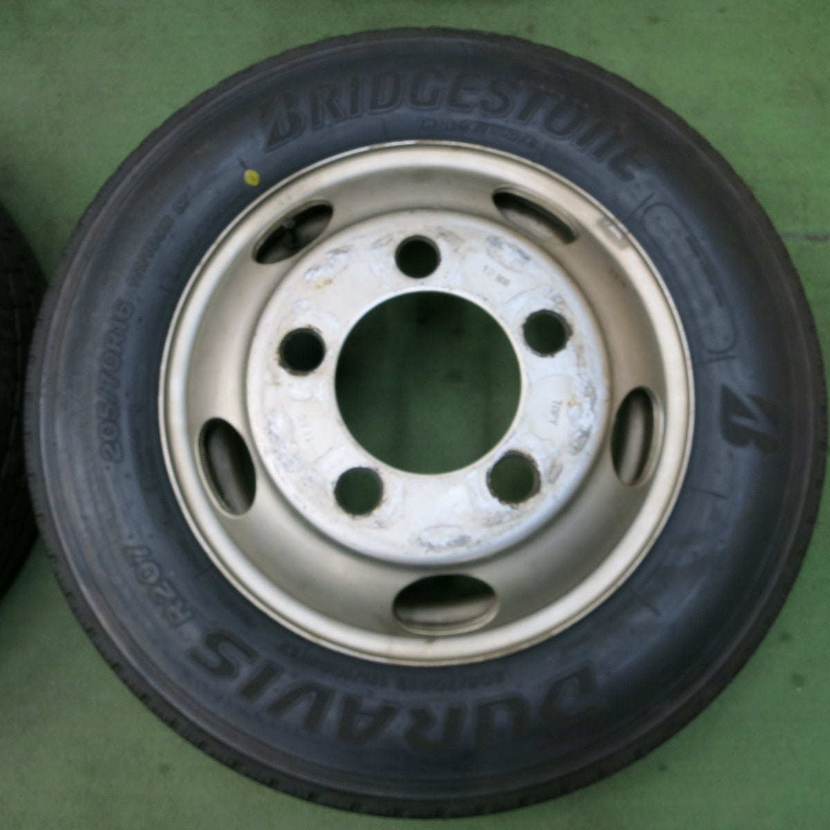 [送料無料] タイヤ未使用！24年★トラック タイヤ 205/70R16 111/109N ブリヂストン デュラビス R207 TOPY スチール 16インチ DURAVIS PCD203.2/5H★5030801ナノ