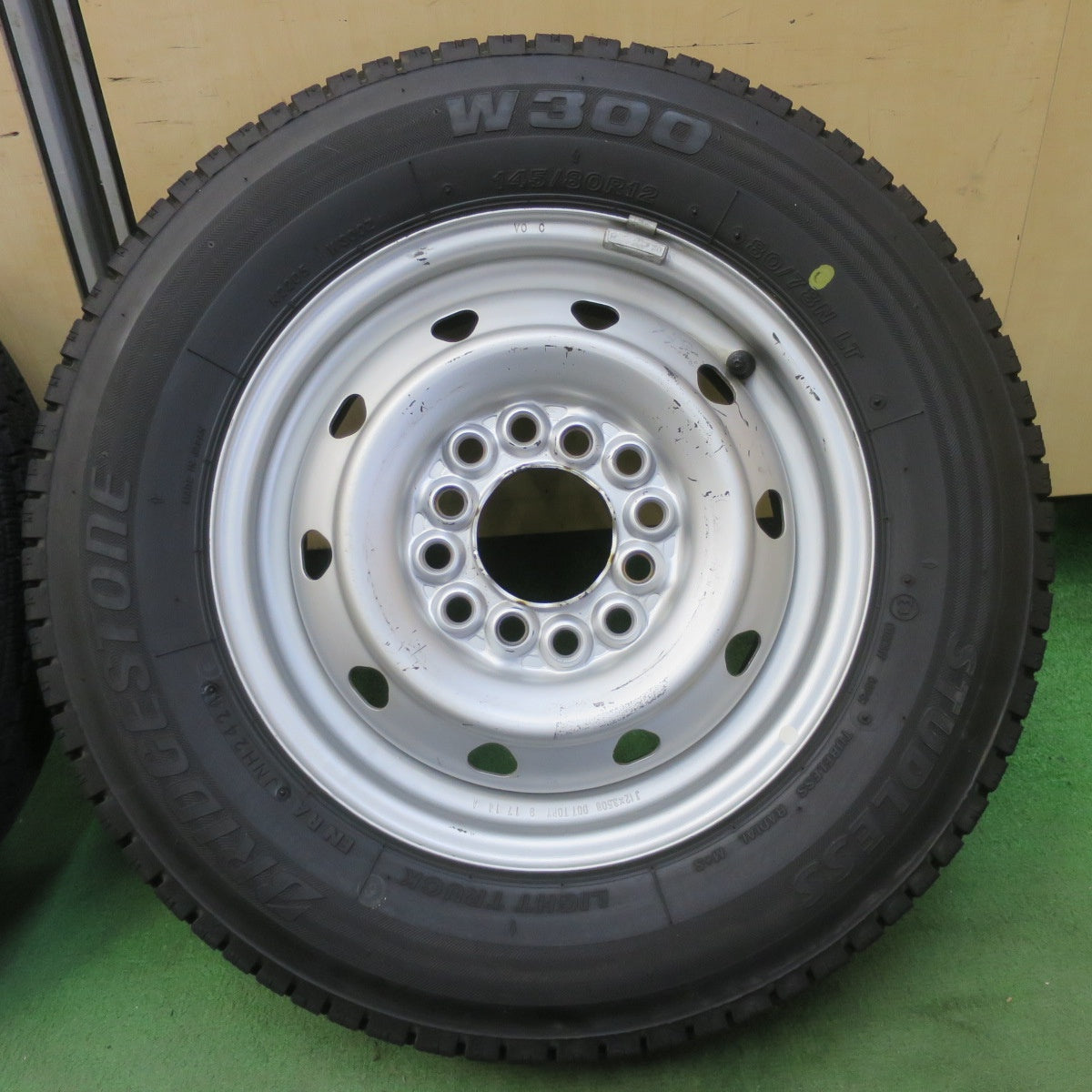 バリ溝！24年！8.5分★スタッドレス 145/80R12 80/78N ブリヂストン W300 TOPY スチール ホイール 12インチ PCD100 110 114.3/4H マルチ★6041806イス
