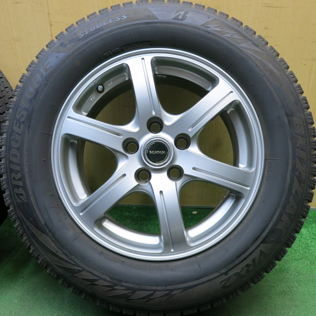 バリ溝！キレイ！8.5分★スタッドレス 215/65R16 ブリヂストン ブリザック VRX2 BALMINUM GR6 バルミナ 16インチ PCD114.3/5H★6053009HAス