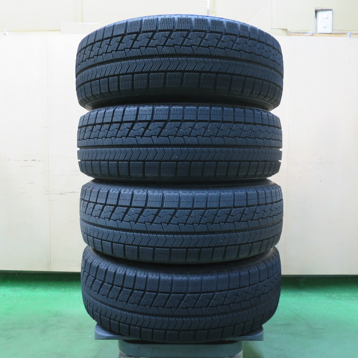 バリ溝！キレイ！ほぼ10分★スタッドレス 195/65R15 ブリヂストン ブリザック VRX VOLGA ヴォルガ 15インチ PCD114.3/5H★5062902イス