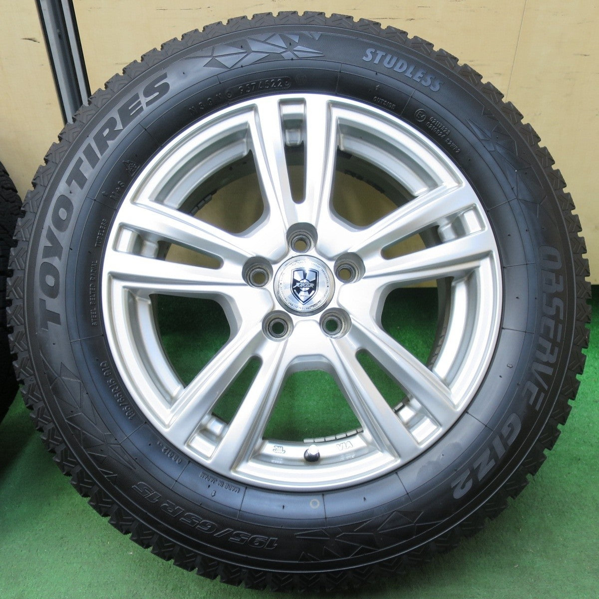 バリ溝！22年！9.5分★プリウス 等 195/65R15 スタッドレス トーヨー オブザーブ GIZ2 JOKER ジョーカー 15インチ PCD100/5H★5012711イス