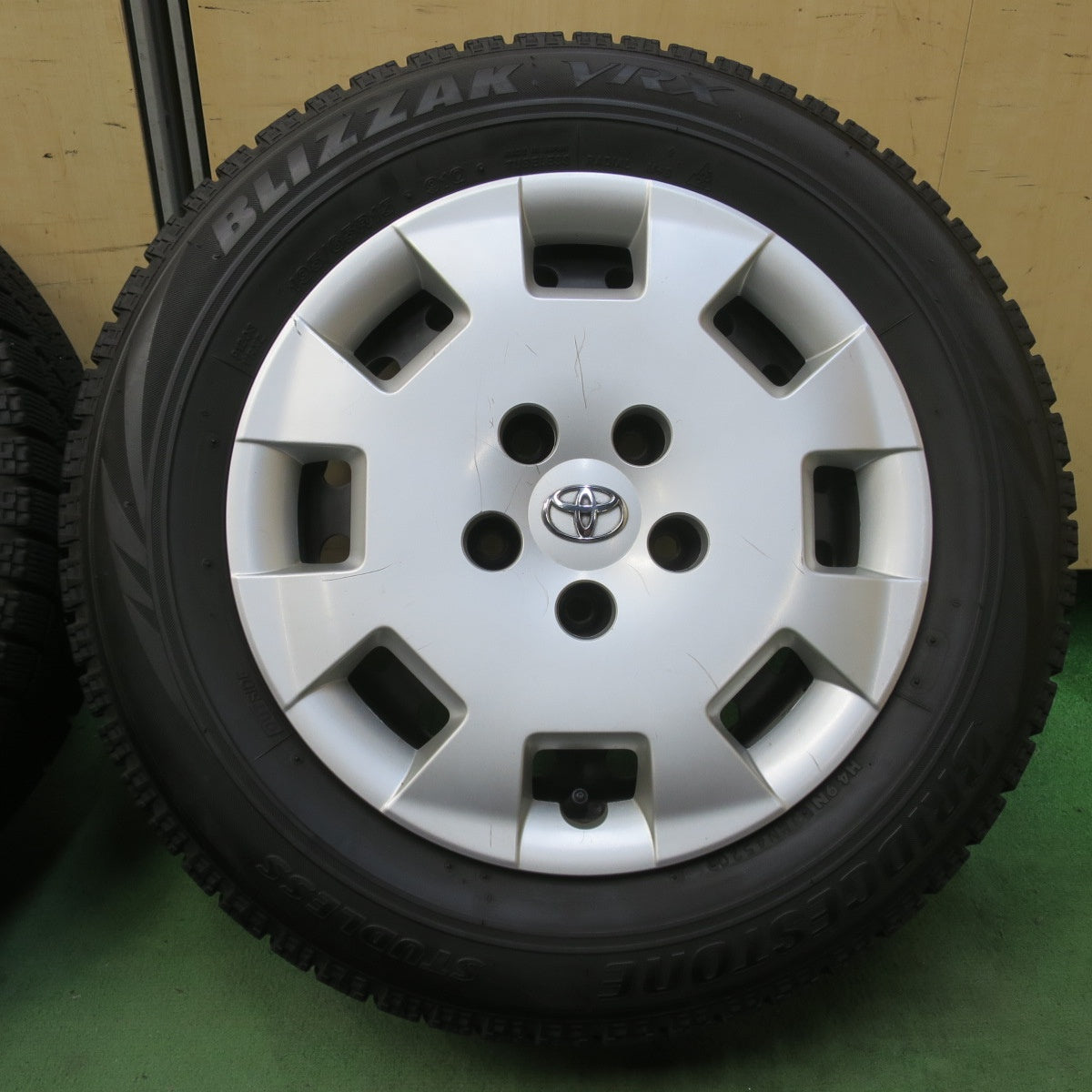 4本価格★トヨタ アイシス 純正 スチール 195/65R15 スタッドレス ブリヂストン ブリザック VRX 15インチ PCD114.3/5H★6042706イス