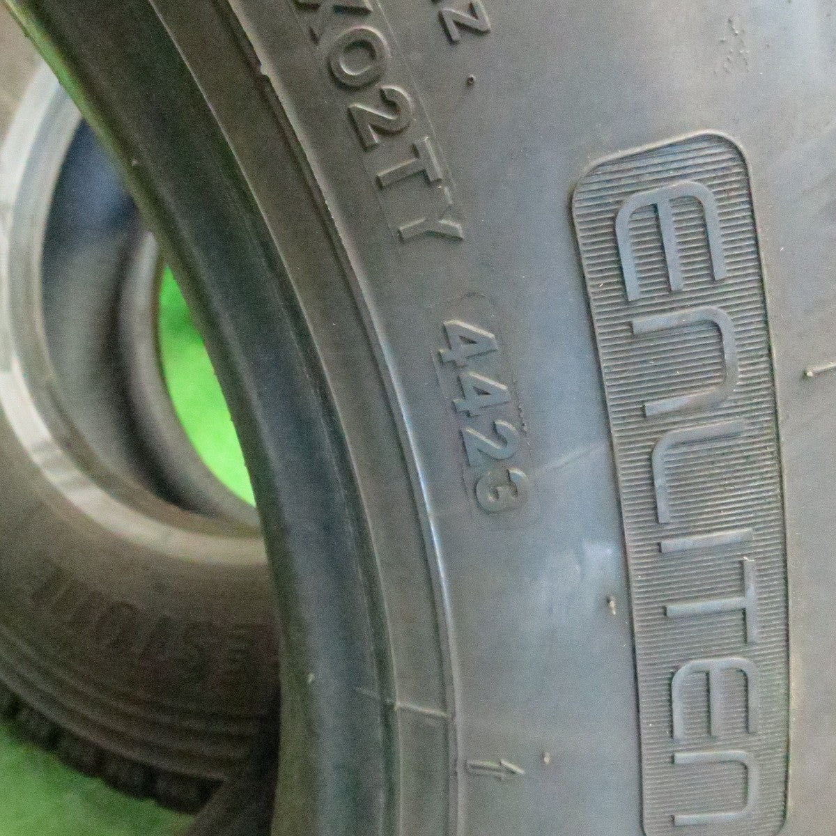 *送料無料* バリ溝！23年！9.5分★トラック タイヤ 245/70R19.5 136/134J スタッドレス ブリヂストン W999 19.5インチ★4050409ナス