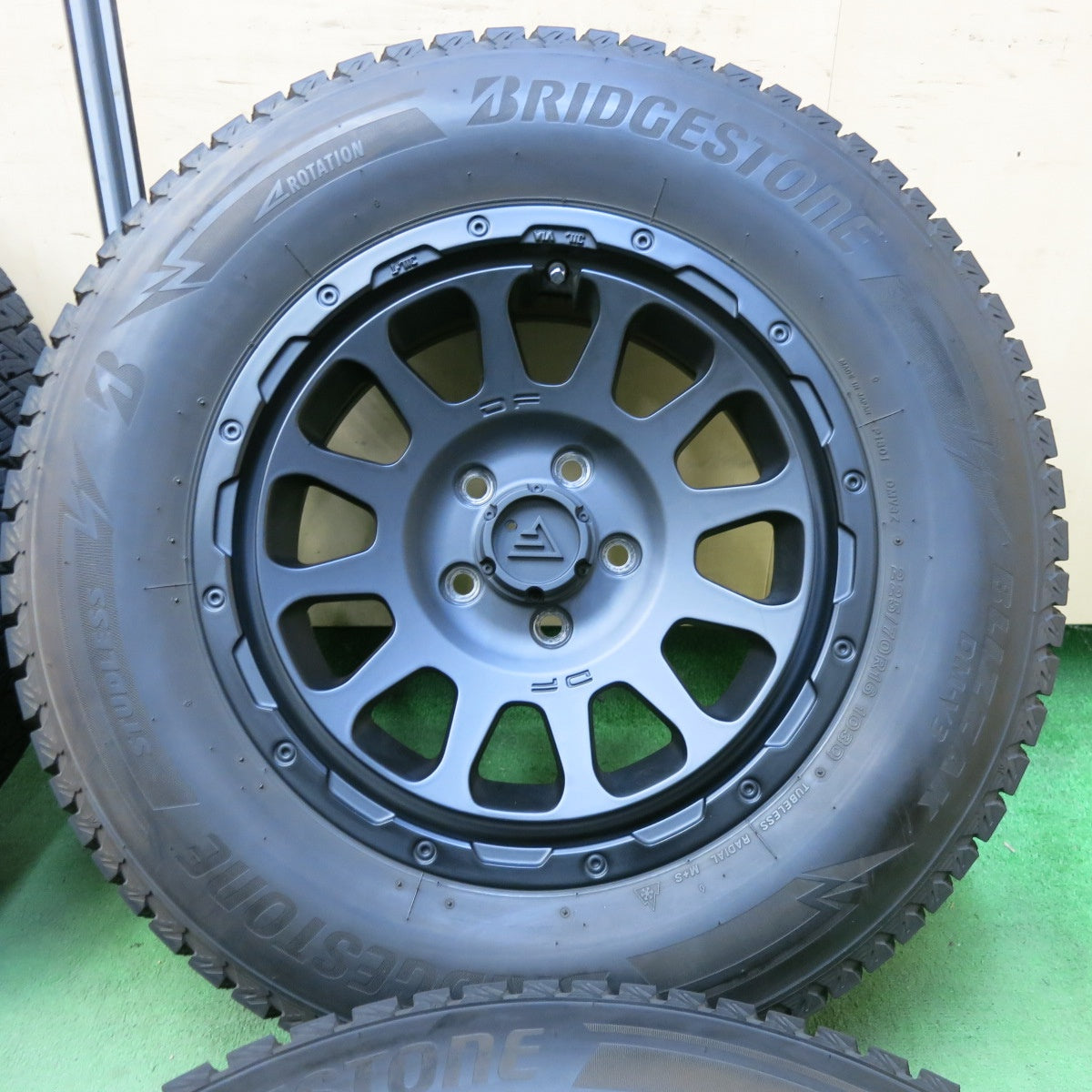 バリ溝！キレイ！9.5分★DELTA FORCE OVAL CRIMSON 225/70R16 スタッドレス ブリヂストン ブリザック DM-V3 デルタ フォース オーバル PCD114.3/5H★5073005SYス