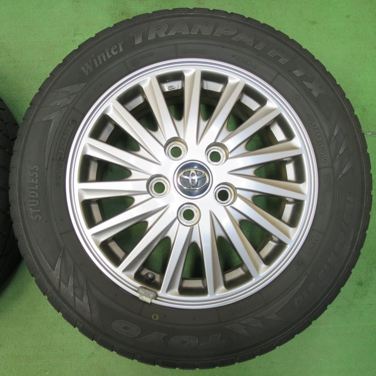 [送料無料] キレイ★トヨタ 80系 ノア ヴォクシー 純正 195/65R15 スタッドレス トーヨー ウインター トランパス TX 15インチ PCD114.3/5H★5031706イス