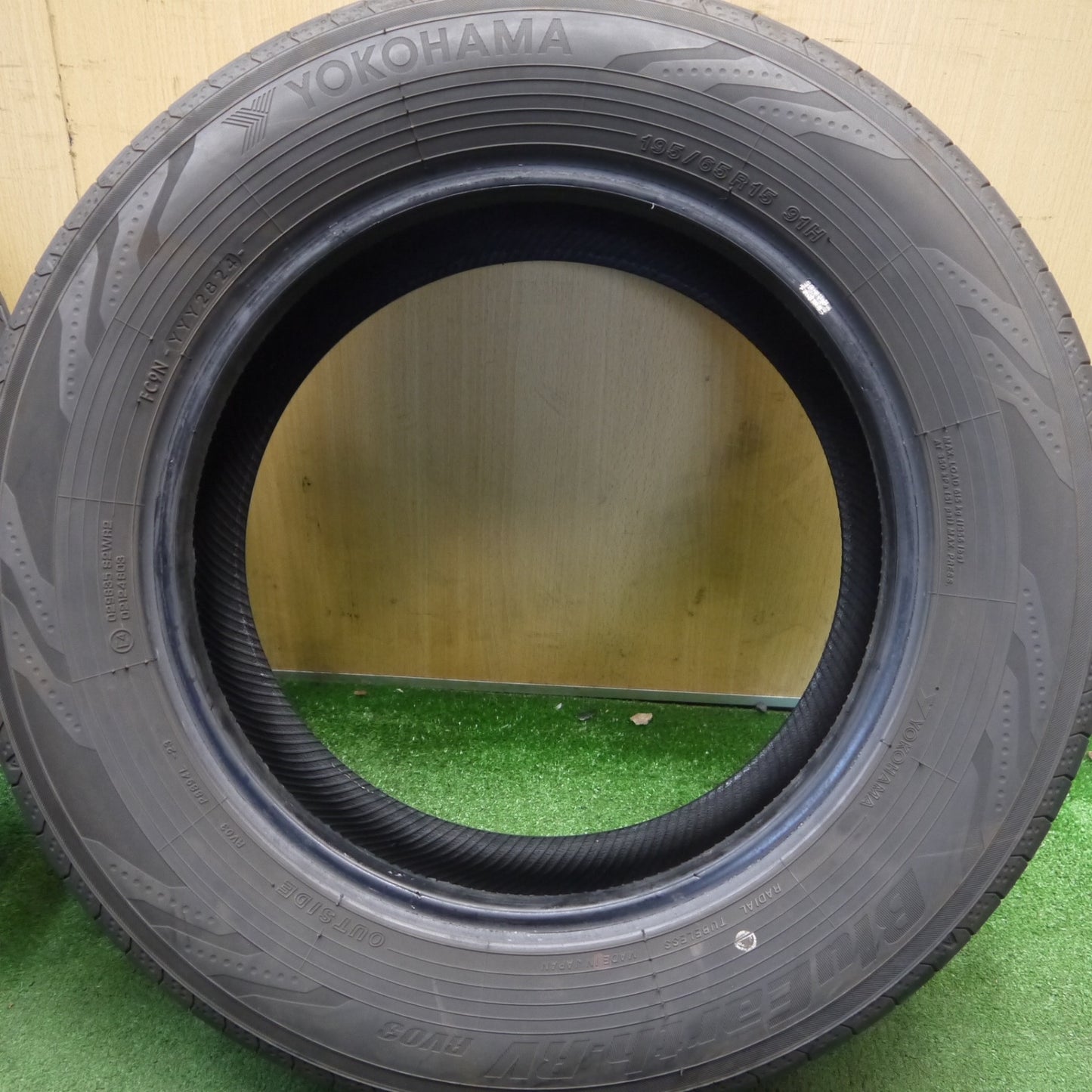 バリ溝！24年！9.5分★195/65R15 ヨコハマ BluEarth-RV RV03 ブルーアース 15インチ タイヤ プリウス ノア ヴォクシー ステップワゴン 等★6060208Hノ