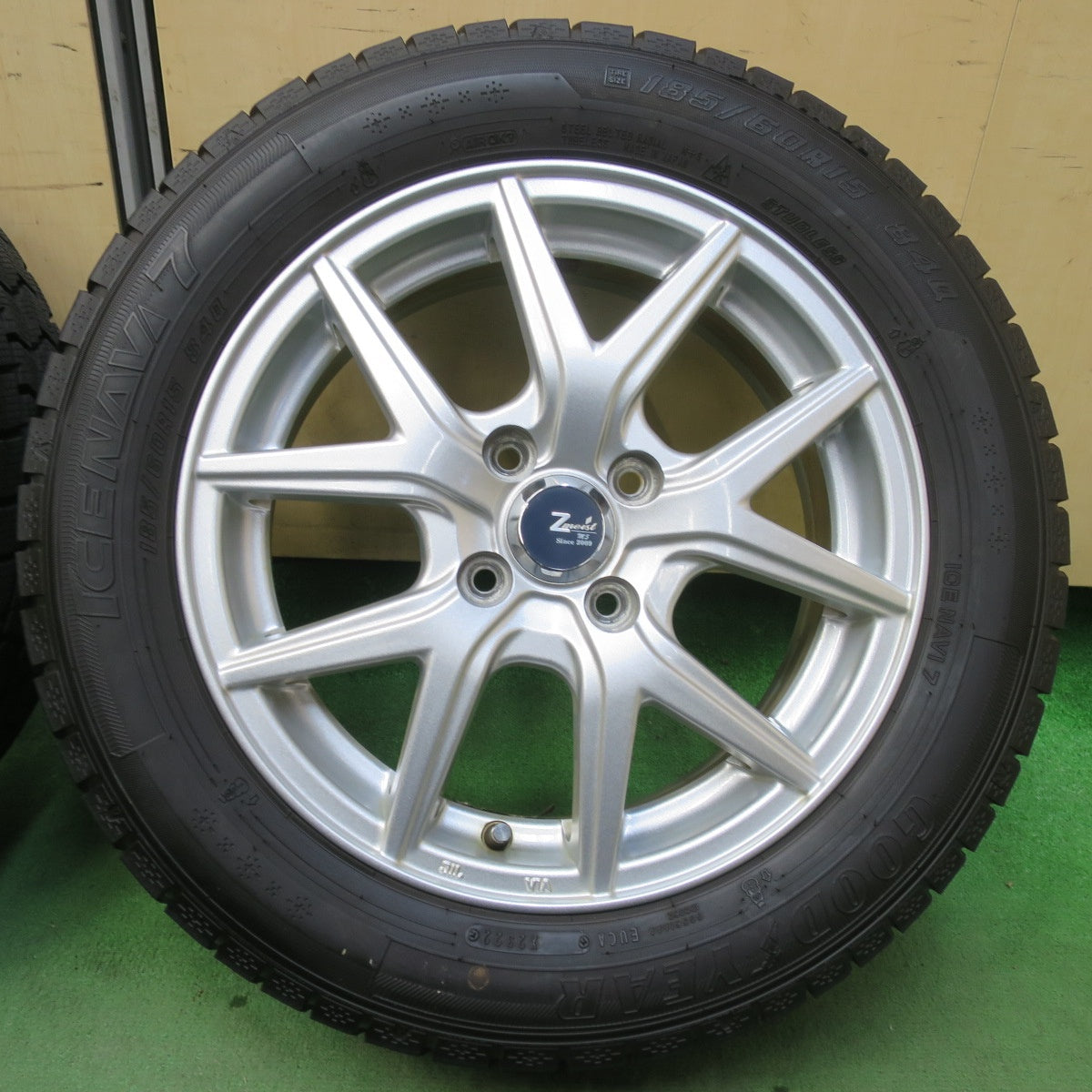 バリ溝！22年！キレイ！9.5分★スタッドレス 185/60R15 グッドイヤー アイスナビ7 Zmeist M5 15インチ PCD100/4H★5111406イス