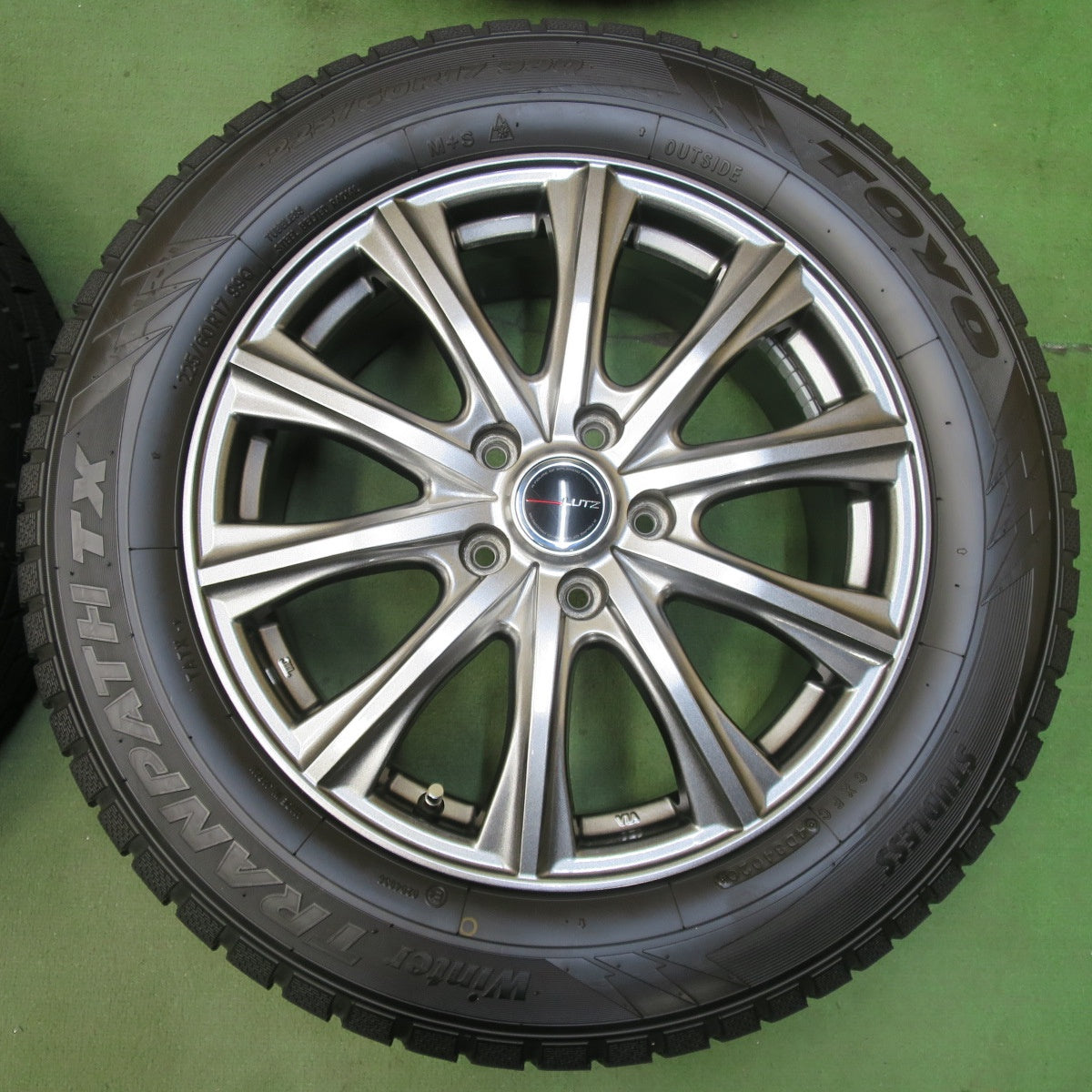 バリ溝！キレイ！9.5分★スタッドレス 225/60R17 トーヨー ウインター トランパス TX LUTZ 社外 アルミ 17インチ PCD114.3/5H★5112413イス